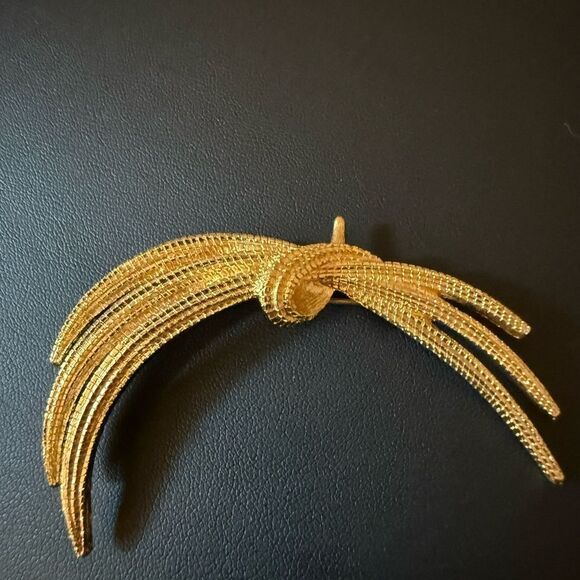 Vintage Signed Monet Wheat Shaft Brooch in Textured Gold Plated Metal. - Picture 3 of 7